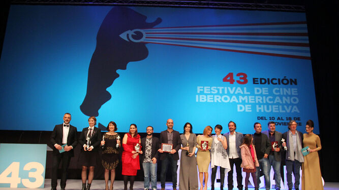 Foto de familia de los premiados del palmarés oficial de la 43 Festival de Cine Iberoamericano de Huelva, al término de la gala de clausura en el auditorio de la Casa Colón.