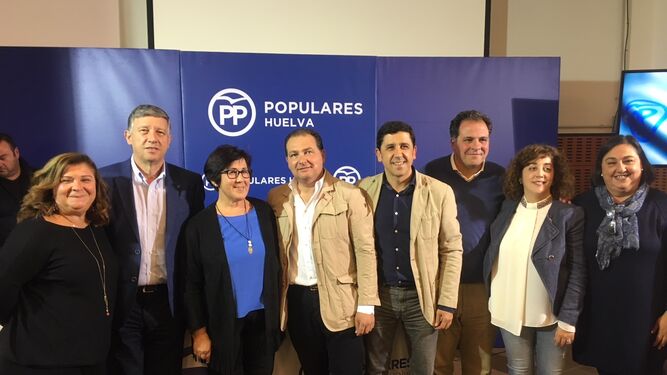 María Sacramento arropada por dirigentes del PP.