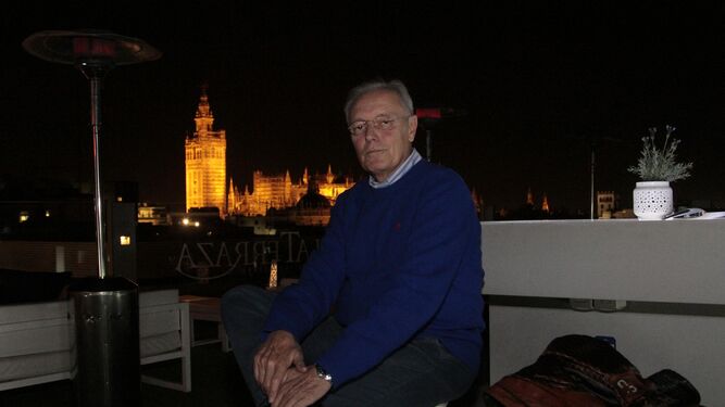 Miguel Ángel Pino, en la terraza del hotel Inglaterra.