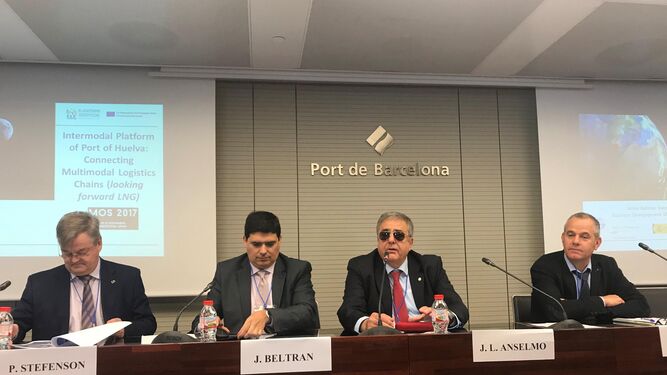 Imagen de la presentación que tuvo lugar ayer con el representante de la Autoridad Portuaria de Huelva, Jaime Beltrán.