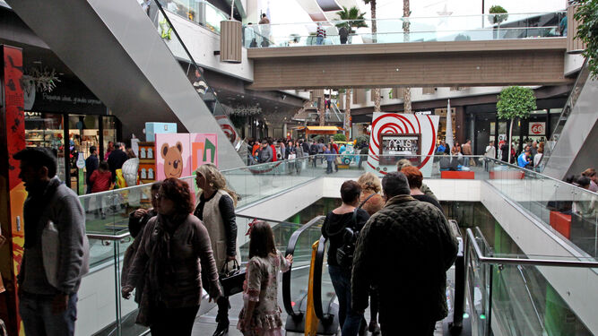 Numerosos onubenses se acercaron durante la pasada Navidad al centro comercial Holea a realizar compras.