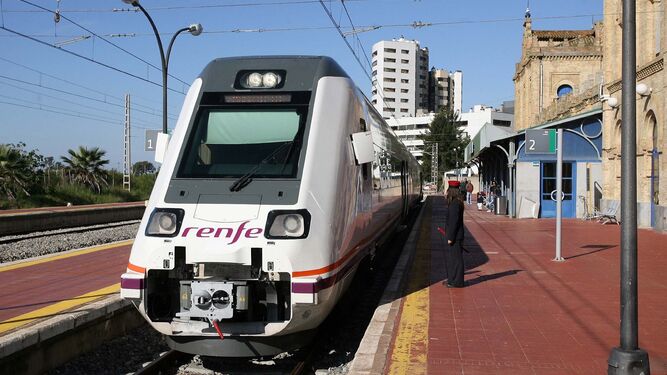 Salida de un tren de la Estación de Sevilla.