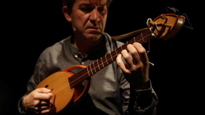 El músico aracenense José Luis Pastor interpreta un tema con una vihuela de péñola.