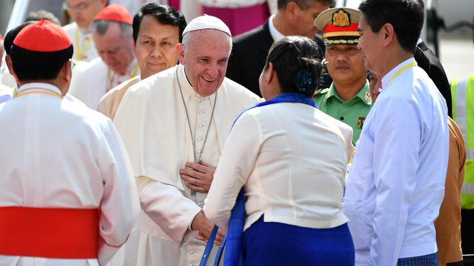El papa Francisco a su llegada a Birmania