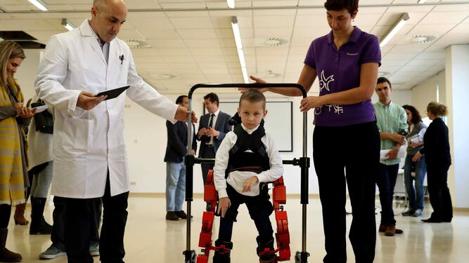 Jens, un niño de 5 años, usa ayer en el hospital San Juan de Dios barcelonés el primer exoesqueleto pediátrico portable.