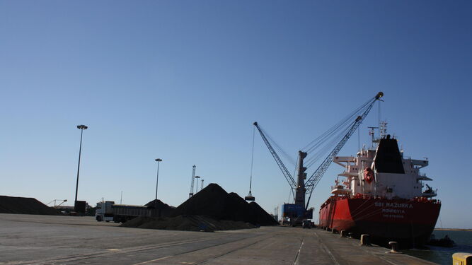 Descarga de un buque de carbón en el Muelle Ingeniero Juan Gonzalo.