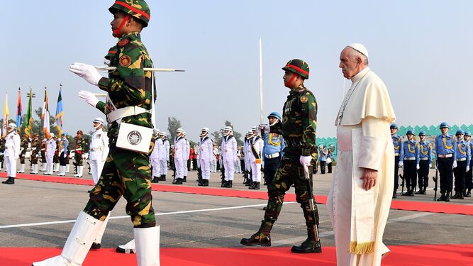 El papa Francisco, tras su llegada a Bangladesh