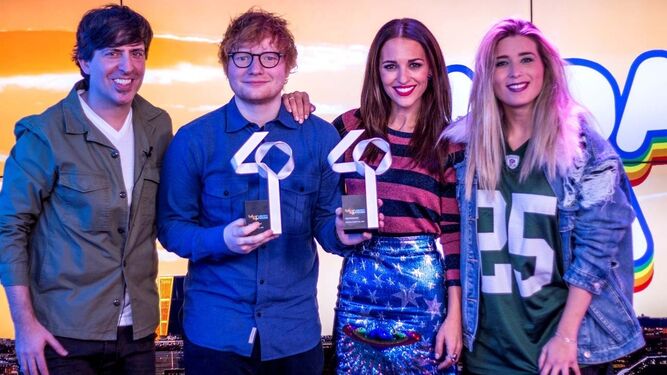 Ed Sheeran recoge un premio de manos de Paula Echevarría