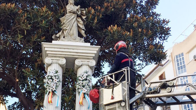 Los Bomberos, ayer, en el momento de colocar la ofrenda de flores a la Inmaculada en su monumento.