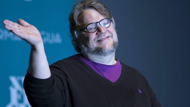 Guillermo del Toro saluda en un festival de cine en Morelia (México).
