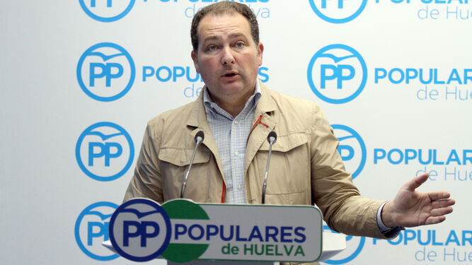El secretario general de los populares de Huelva, David Toscano, en rueda de prensa.
