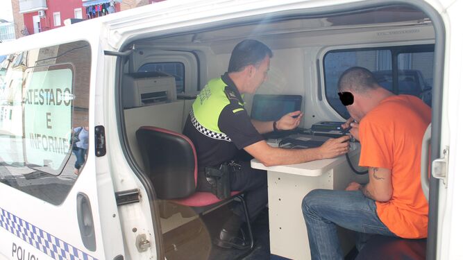 Un agente realiza una prueba de alcoholemia a un conductor en Isla Chica.