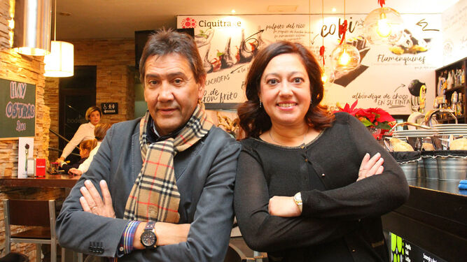 Manolo Zambrano y Manuela Romero posan juntos en el restaurante Ciquitrake de la capital onubense.
