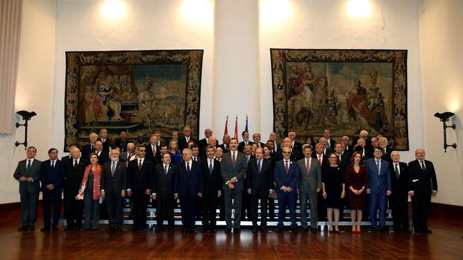 El Rey Felipe VI posa en la foto de familia con los asistentes a la presentación del nuevo Diccionario Panhispánico Jurídico.