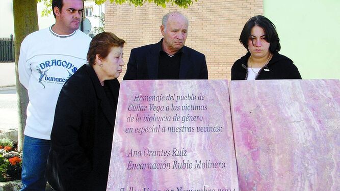 Un monolito recuerda en Cúllar Vega a Ana Orantes y Encarnación Rubio, víctimas de la violencia machista.
