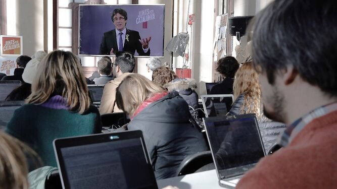 Carles Puigdemont, durante su intervención retransmitida esta mañana, en el acto electoral celebrado en la estación de autobuses de Barcelona.