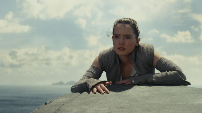 Daisy Ridley, en una escena de la nueva entrega de la saga 'Star Wars'.