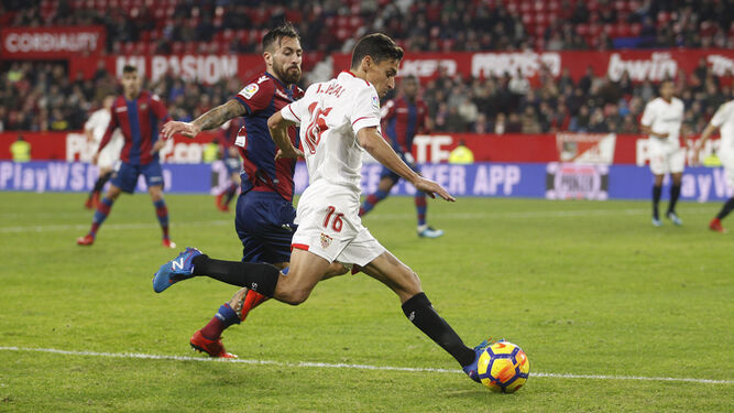 Jesús Navas, ante Luna en una de sus características  acciones durante el partido  416 con al camiseta del Sevilla.