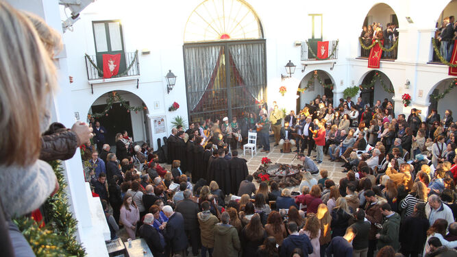 Ambiente festivo en el patio de la Hermandad de Huelva, donde decenas de onubenses disfrutaron de la Zambomba.