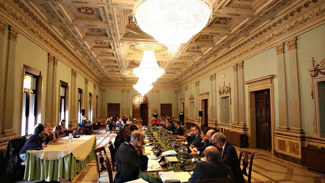 Con 14 votos a favor del PP y 10 abstenciones de PSOE e IU, la anterior Corporación votó la propuesta de adjudicaación el 25 de septiembre de 2013.