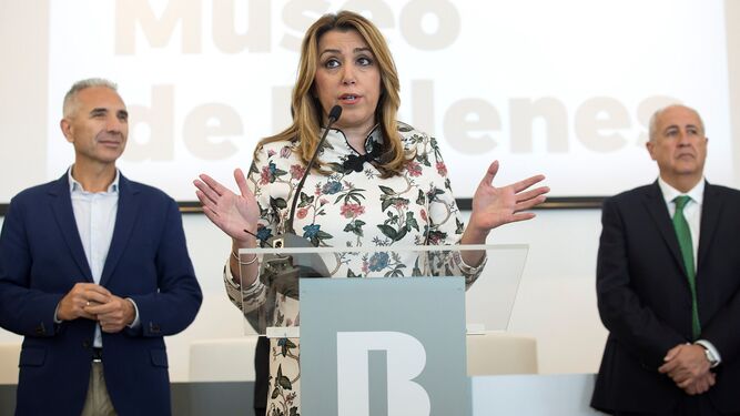 La presidenta de la Junta, Susana Díaz, ayer en Málaga acompañada por el consejero de Cultura, Miguel Ángel Vázquez.