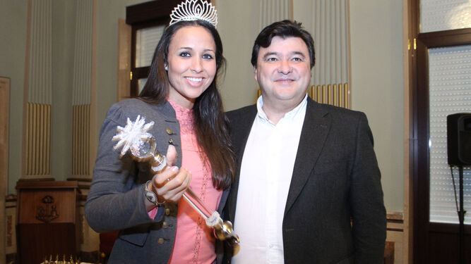 Ana de Caro con la tiara y cetro de la Estrella de la Ilusión junto al alcalde de Huelva, Gabriel Cruz.