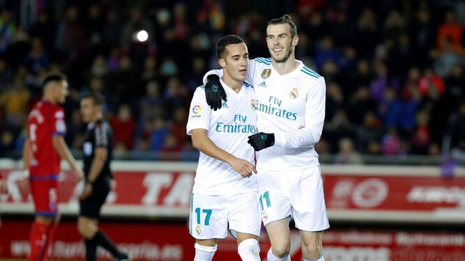 Lucas Vázquez felicita a Bale tras marcar el 0-1.