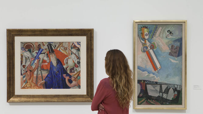 Una visitante observa una obra de Maruja Mallo en la exposición 'Somos plenamente libres', en el Museo Picasso.