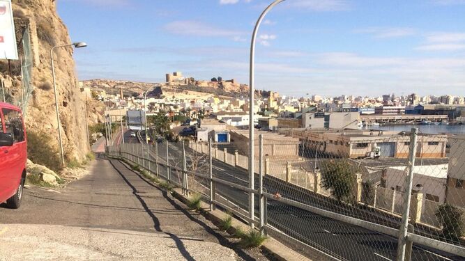 Entre cuestas, piedras y sin plazas de aparcamiento. La odisea de acceder al centro náutico del Ifapa en Almería.