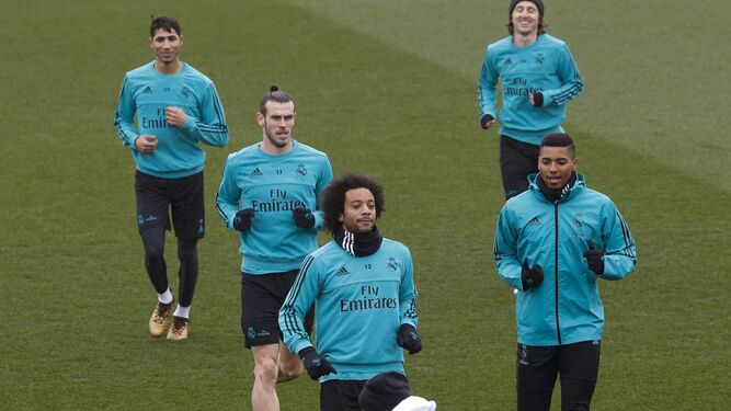 Achraf, Bale, Marcelo, Modric y Varane, durante el entrenamiento del Madrid en Valdebebas.