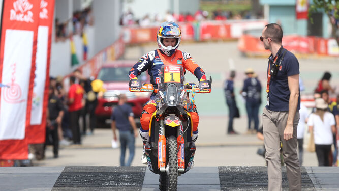 El piloto británico Sam Sunderland se prepara para comenzar el Dakar en la ciudad peruana de Lima.