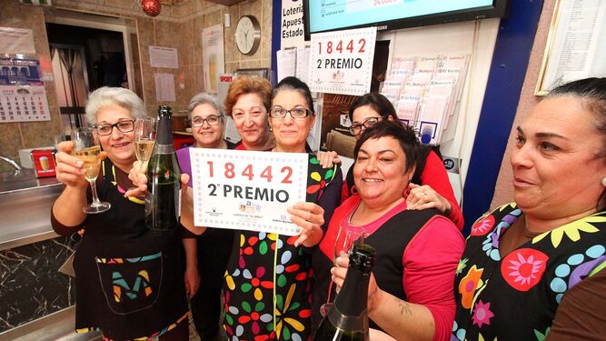 Propietarias y trabajadoras del bar Casa Ramos, en la avenida de Andalucía de Niebla, celebran que el premio haya recaído en cuatro clientes del negocio.