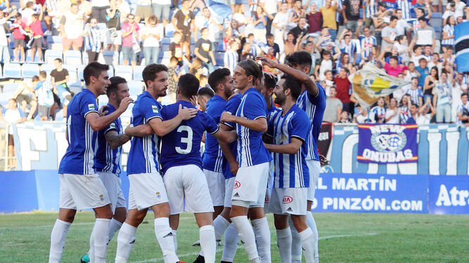 La plantilla recreativista se abraza tras el gol logrado contra El Ejido en Huelva.