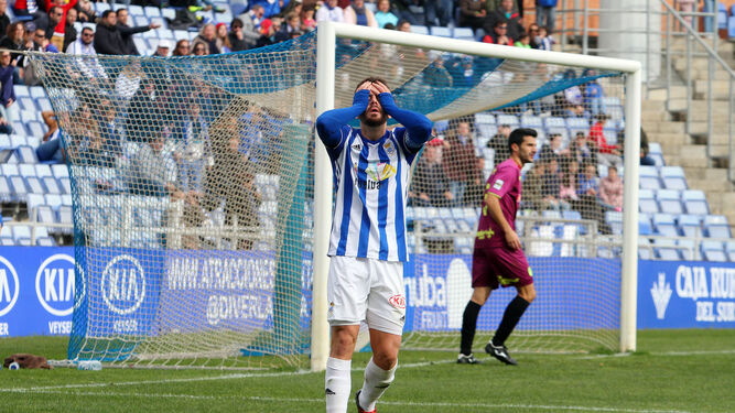 Rafa de Vicente se lamenta después de una ocasión de gol en la segunda parte del encuentro disputado ayer contra el Cartagena en el Nuevo Colombino.