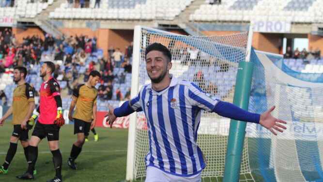 Antonio Domínguez celebra un gol frente al Sanluqueño la temporada pasada.