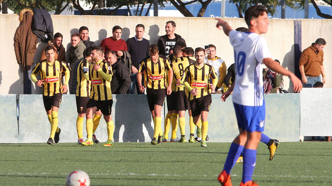 Los jugadores del San Roque celebran un gol con su afición.