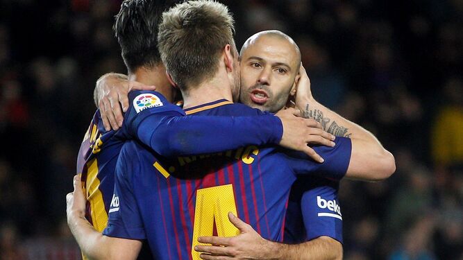 Los jugadores del Barcelona celebran uno de los goles.