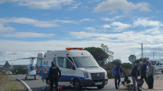 Efectivos del 061 asisten tras un accidente en una carretera onubense.