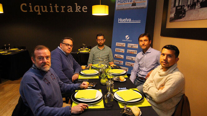 La mesa de la Tertulia Deportiva de 'Huelva Información', ayer en el Restaurante Ciquitrake.