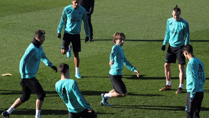 Modric, en el centro de un rondo con Bale, Cristiano o Varane, entre otros.