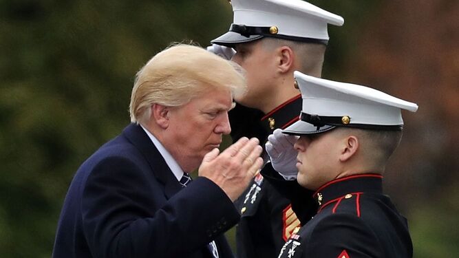 Trump saluda a dos marines al abandonar un centro médico en Maryland.