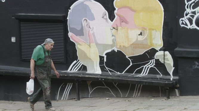 Un mural de Trump y Putin besándose en una calle de Vilna, en Lituania.
