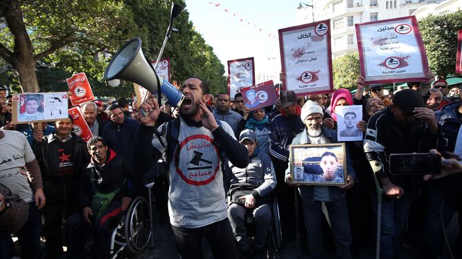 Túnez celebra dividido el aniversario de la revolución