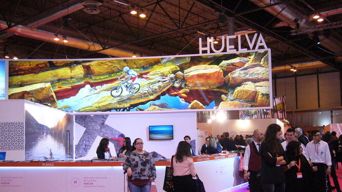 Un grupo de personas, delante del estand de Huelva, en la pasada edición de la Feria Internacional del Turismo.