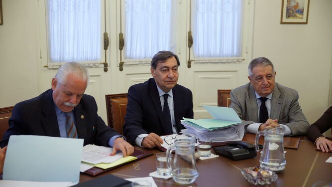El fiscal general del Estado, Julián Sánchez Melgar (centro), ayer en la reunión del Consejo Fiscal.