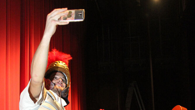 Integrantes del coro La centuria se sacan un 'selfie'.