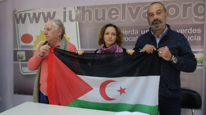 Luis Cruz, Silvia Zambrano y Manuel Bermejo, ayer en la sede de provincial de Izquierda Unida.