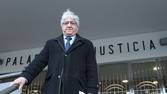 El reelegido decano de los jueces de Huelva, José Manuel Borrero, ayer en la escalinata de acceso al Palacio de Justicia.