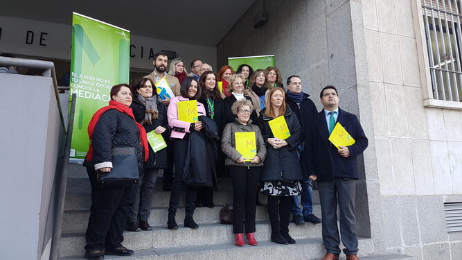 Miembros de Mediación Huelva, ayer en el Palacio de Justicia.