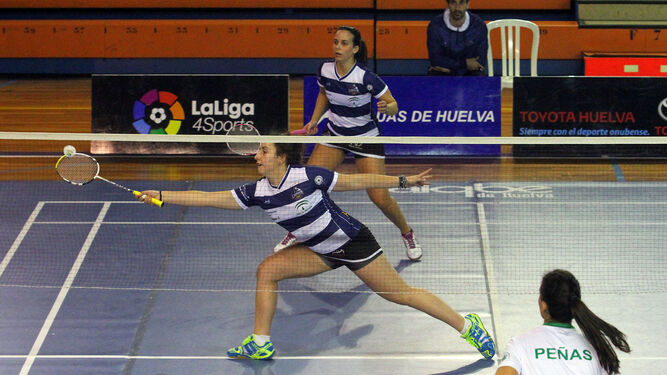 Nerea Ivorra y Haideé Ojeda (al fondo), ayer durante el partido de dobles femenino; a la derecha, Rodolfo Ramírez y Adrián Márquez en su partido.